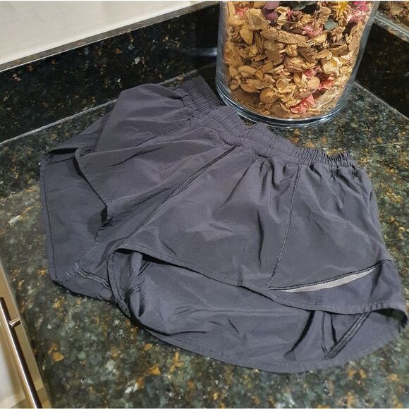lululemon athletica Pants - Lululemon Hotty Hot Short II *2.5" Black size 6 women's